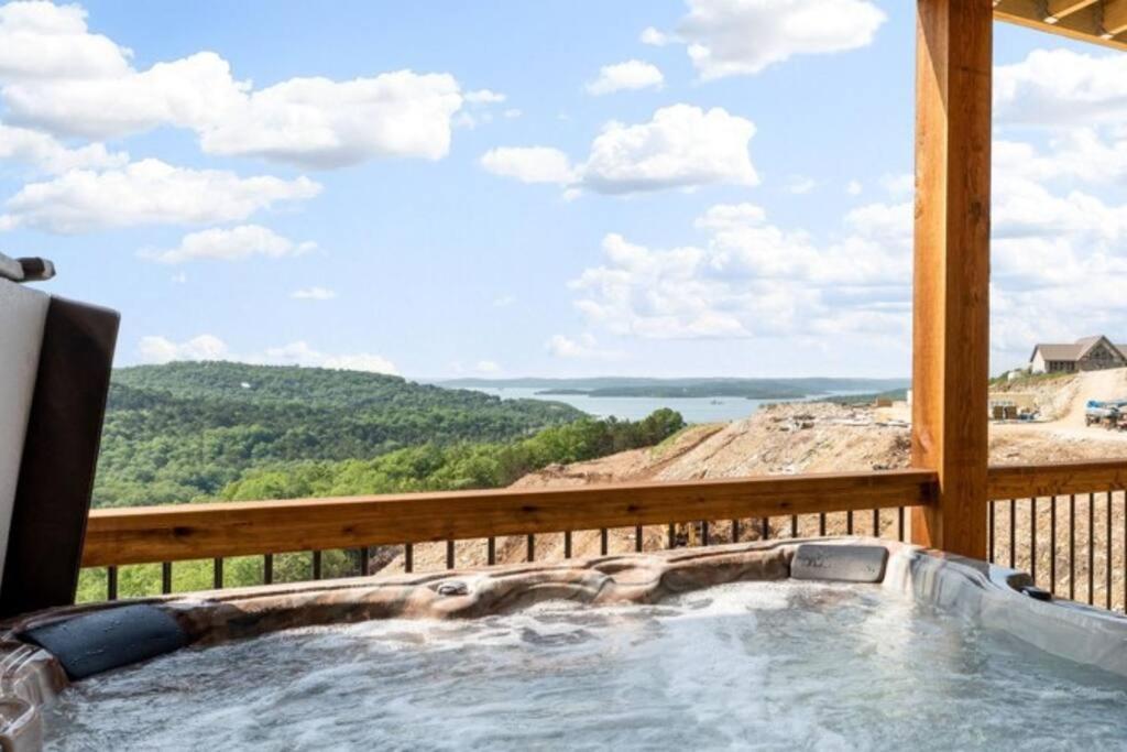 The Lake Fish-Amazing Views-Sleeps 24-Indoor-Outdoor Pools ブランソン エクステリア 写真
