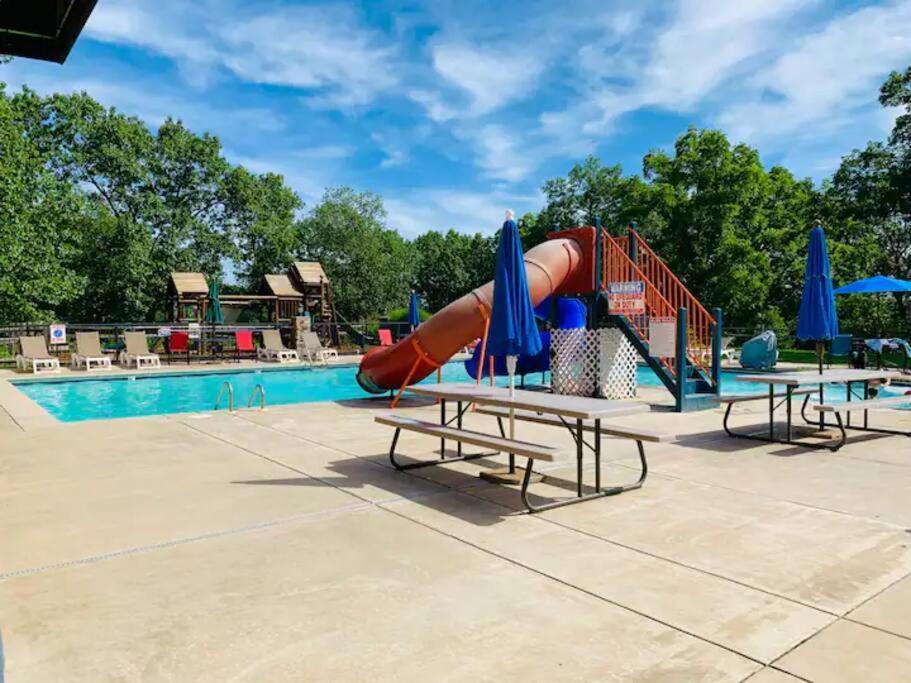 The Lake Fish-Amazing Views-Sleeps 24-Indoor-Outdoor Pools ブランソン エクステリア 写真