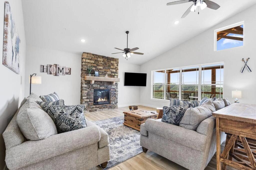 The Lake Fish-Amazing Views-Sleeps 24-Indoor-Outdoor Pools ブランソン エクステリア 写真